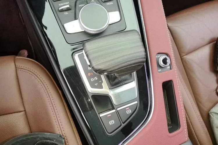 Used Audi A4L 2018 30th Anniversary Edition 40 TFSI Fashion Model Gear Lever