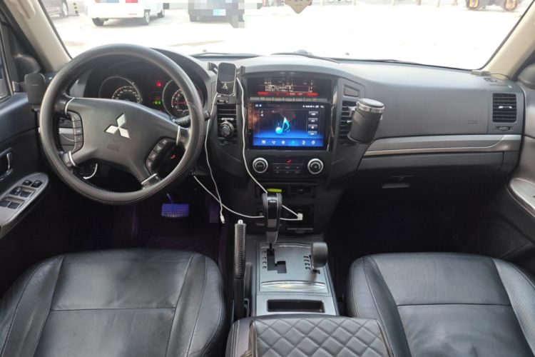 Used Mitsubishi Pajero 2014 3.0L Elite Edition Center Console
