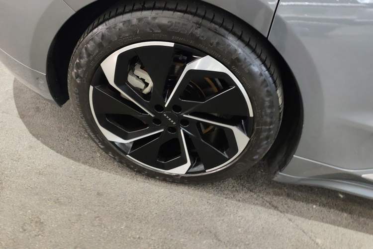 Used Zeekr 001 2021 Ultra-Long Range Dual-Motor YOU Version Right Rear Wheel Hub