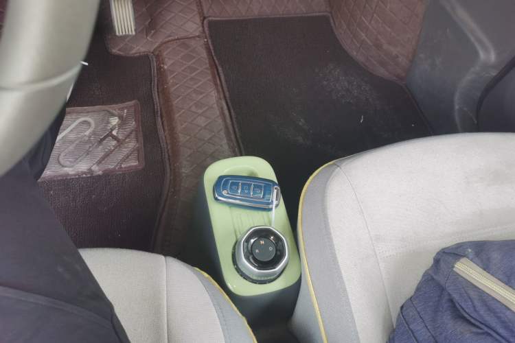 Used Geely Galaxy Panda 2023 Panda Mini 200km Endurance Bear Gear Lever