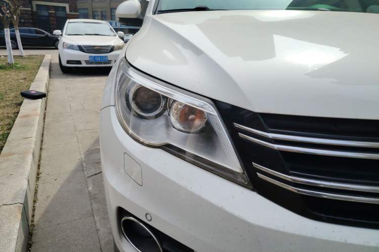 Used Volkswagen Tiguan 2010 2.0 TSI Automatic All-Wheel Drive Flagship Navigation Edition Right Front Headlight