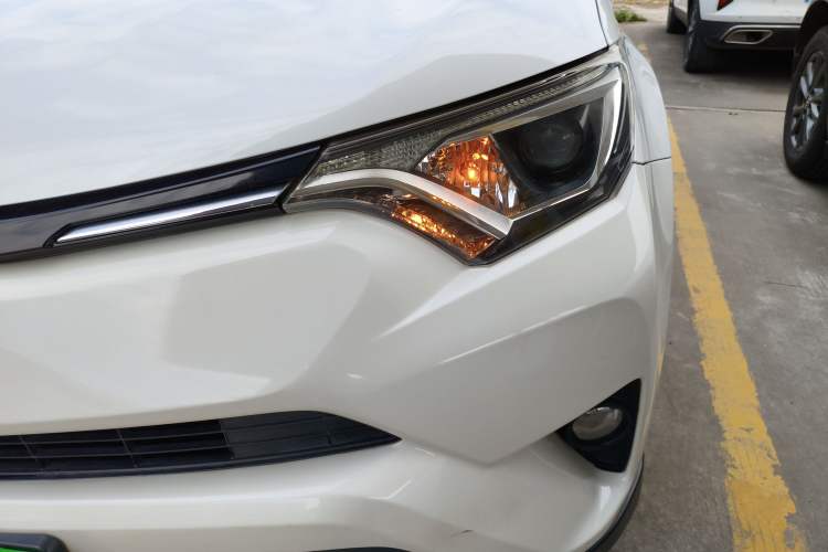 Used Toyota RAV4 2019 2.0L CVT Two-Wheel Drive Luxury Version China VI Standard