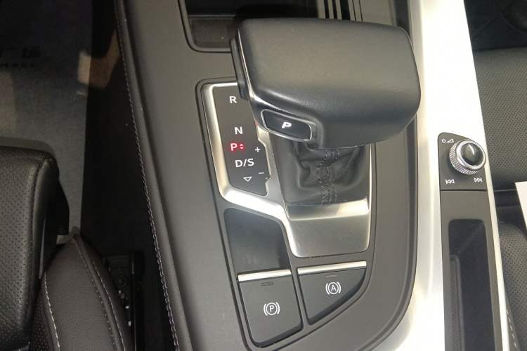 Used Audi A4L 2022 40 TFSI Luxury Dynamic Model Gear Lever