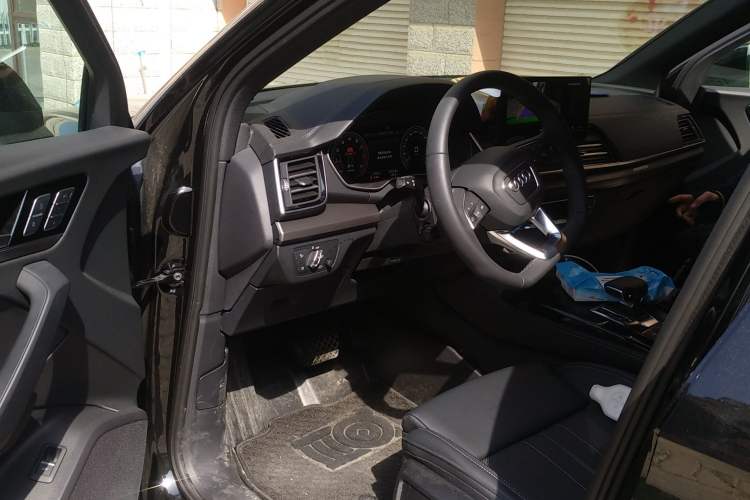 Used Audi Q5L 2025 Facelift 45th Anniversary Collector's Edition 40 TFSI Luxury Dynamic Version Driver Seat