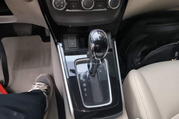 Used Nissan Sylphy 2019 1.6XV CVT Smart Connect Luxury Edition China VI Standard Gear Lever