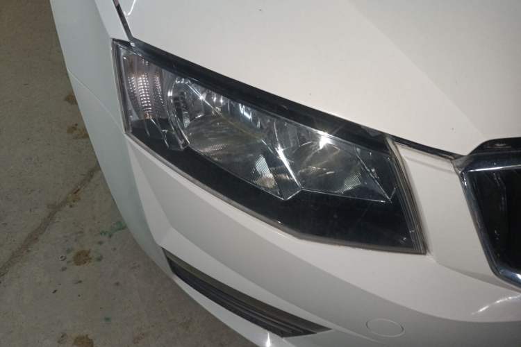 Used Skoda Octavia 2017 1.6L Manual Front-Wheel-Drive Version Right Front Headlight