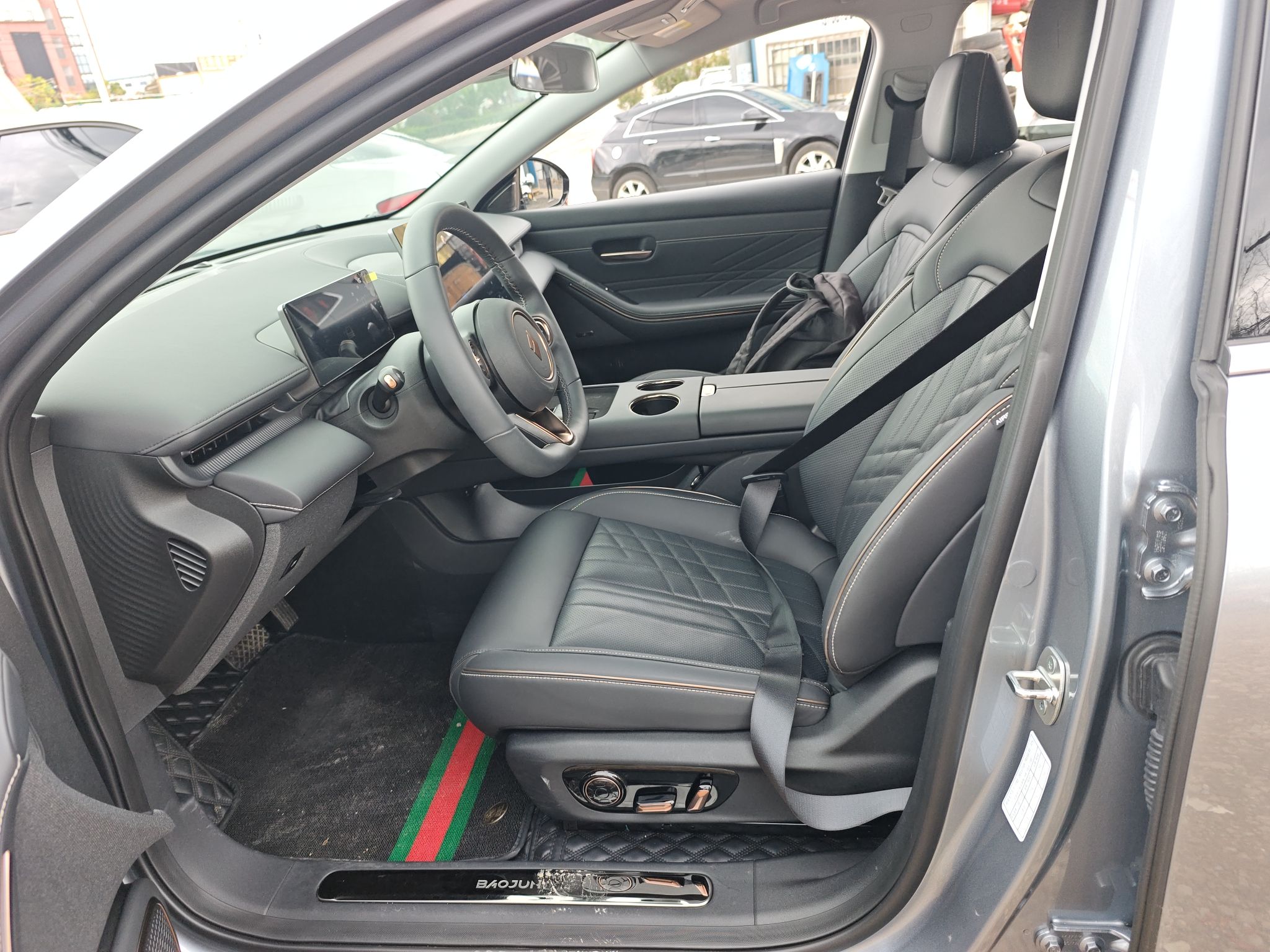 المقاعد الأمامية داخل السيارة