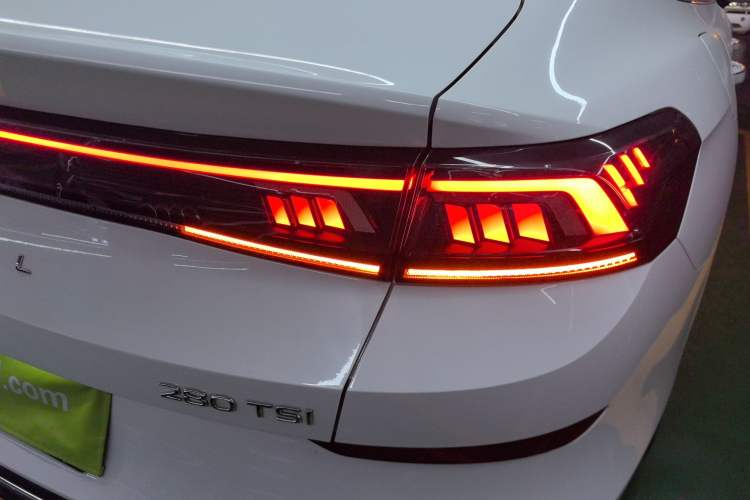 Used Volkswagen Lamando 2023 Lavida L 280TSI DSG Cool & Spicy Edition Right Rear Taillight