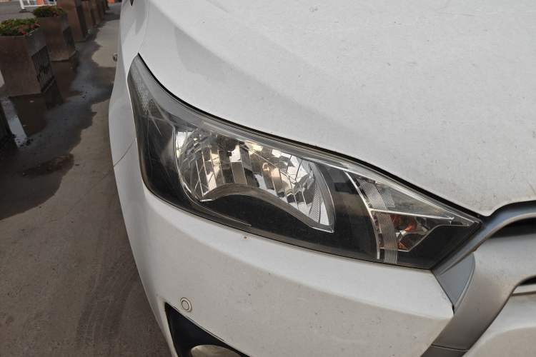 Used Toyota YARiS L Zhi Xuan 2015 1.5G Manual Xuan Dong Sunroof Special Edition Right Front Headlight