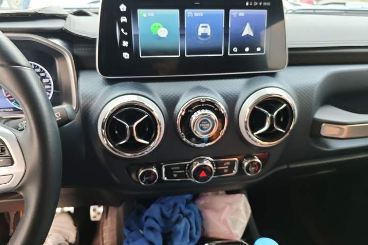 Used BAIC Off-Road BJ40 2023 2.0D Automatic Four-Wheel Drive Blade Hero Edition Adventurer Type Audio And AC Panel