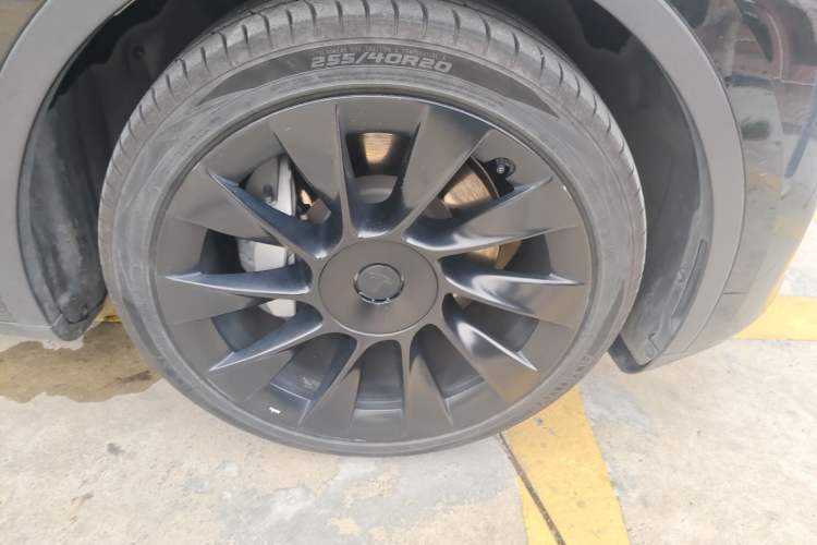 Used Tesla Model Y 2021 Long-Range All-Wheel-Drive Version Right Front Wheel Hub