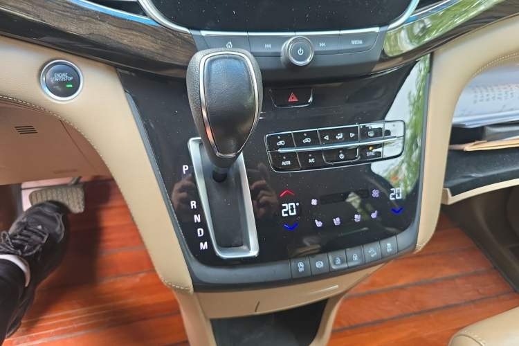 Used Buick GL8 2018 ES 28T Flagship Model China VI Standard Gear Lever