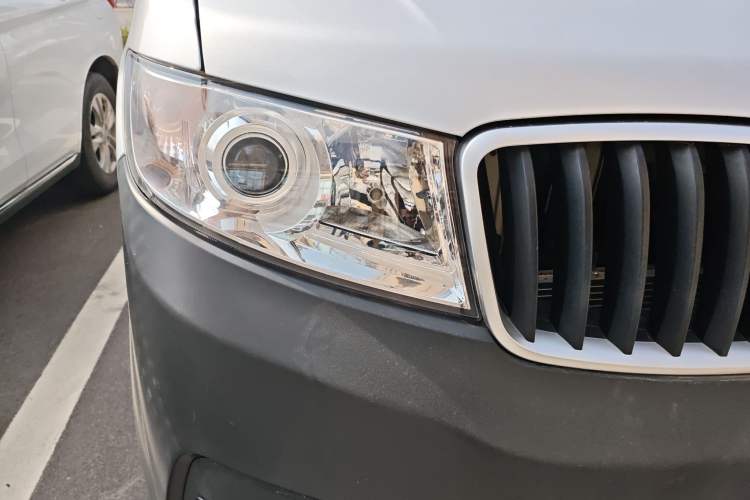 Used Jinbei Hiace X30 2023 1.5L Super-Comfortable Passenger Van 5/6/7-Seater Non-Air-Conditioned Version Model SWC15M
