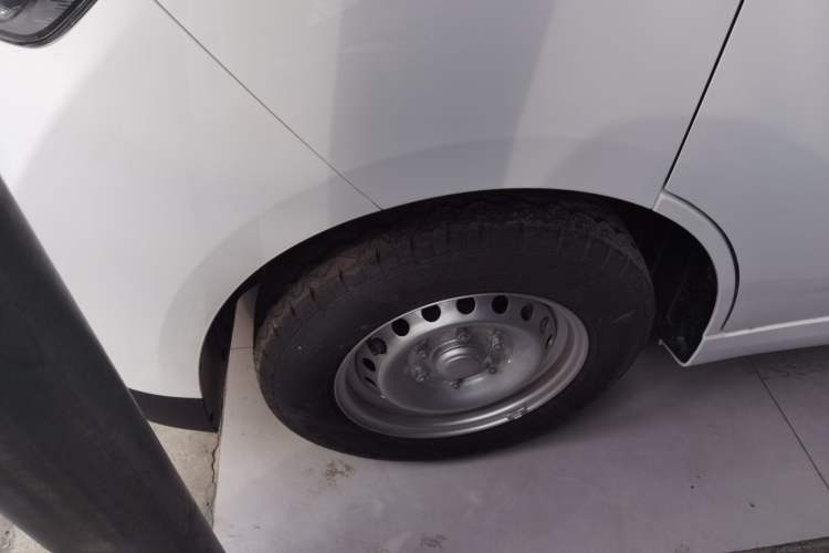 Used Wuling Yangguang 2024 300KM Comfort Version Passenger Van 75kW