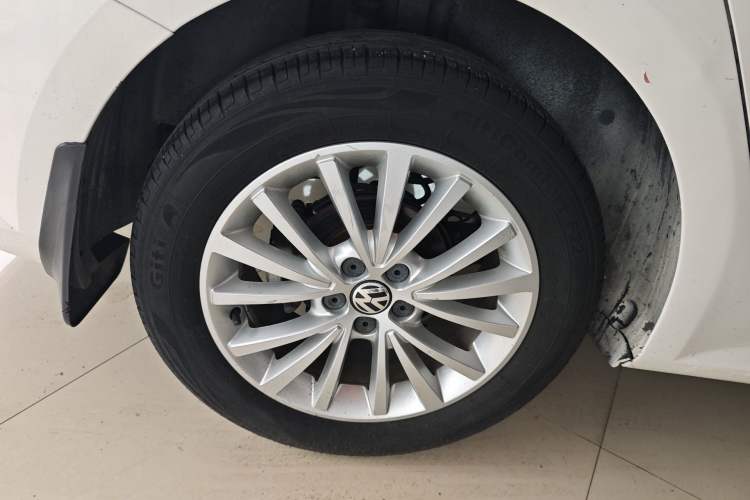 Used Volkswagen Lavida 2013 Revised Version 1.6L Automatic Luxury Edition Right Rear Wheel Hub
