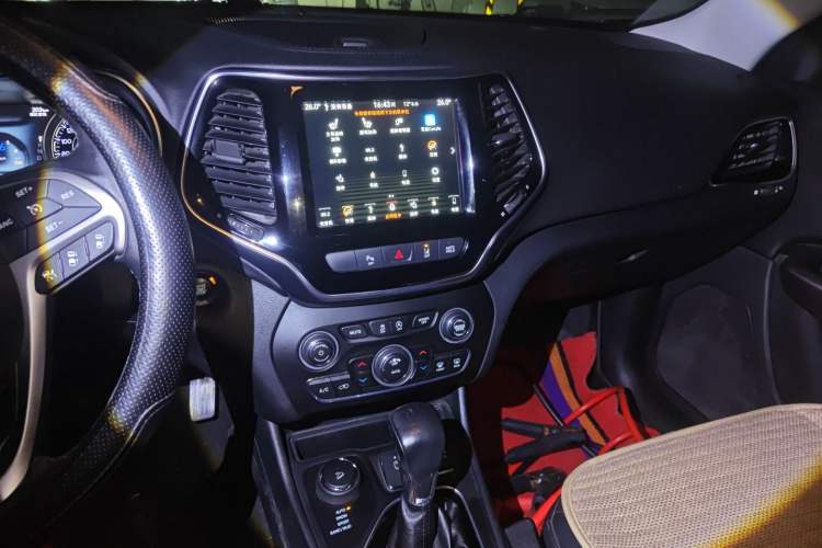 Used Jeep Cherokee 2019 2.0T Four-Wheel Drive Explorer Edition China VI Emission Standard