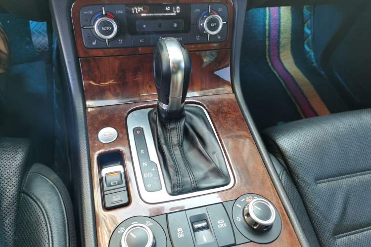 Used Volkswagen Touareg 2011 3.0 TSI High-End Version Gear Lever