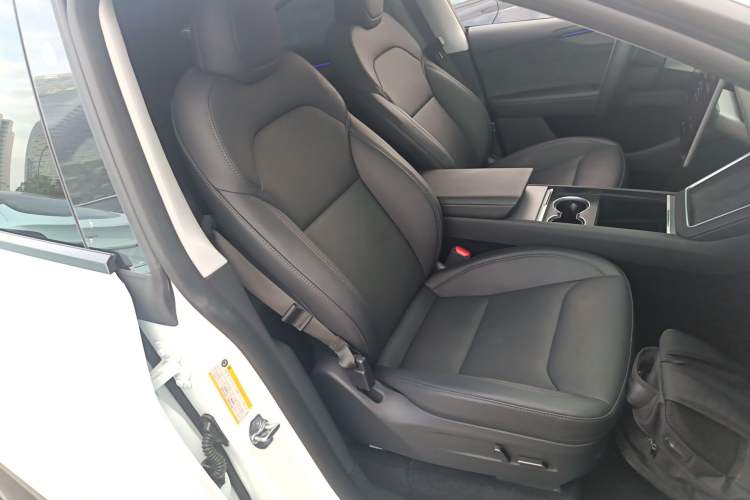 Used Tesla Model Y 2025 Long-Range All-Wheel-Drive Version
