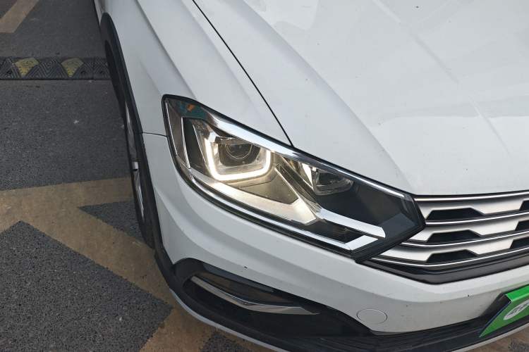 Used Volkswagen C-TREK 2017 230TSI DSG Comfort Version Right Front Headlight