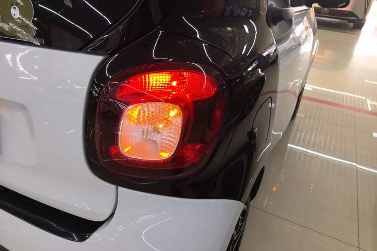 Used smart fortwo 2019 0.9T 66kW Hardtop Wind Power Edition China VI Exterior 3