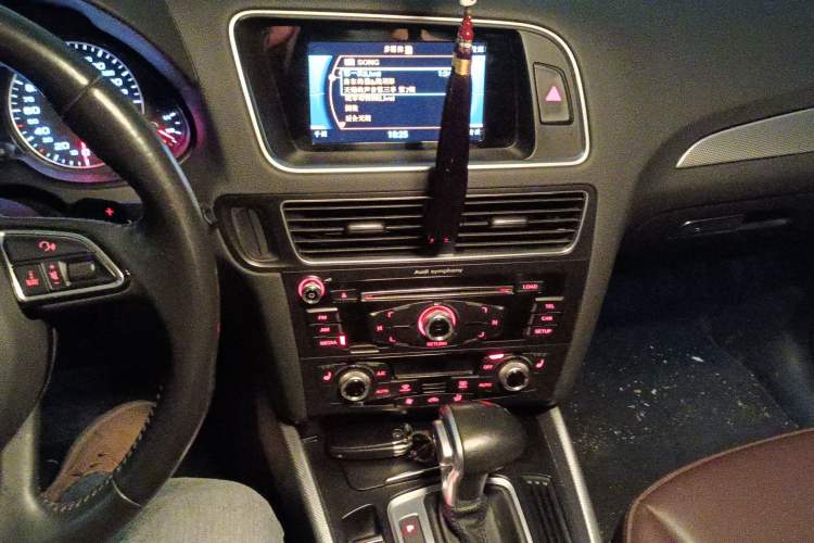 Used Audi Q5 2017 40 TFSI Technology Edition Audio And AC Panel