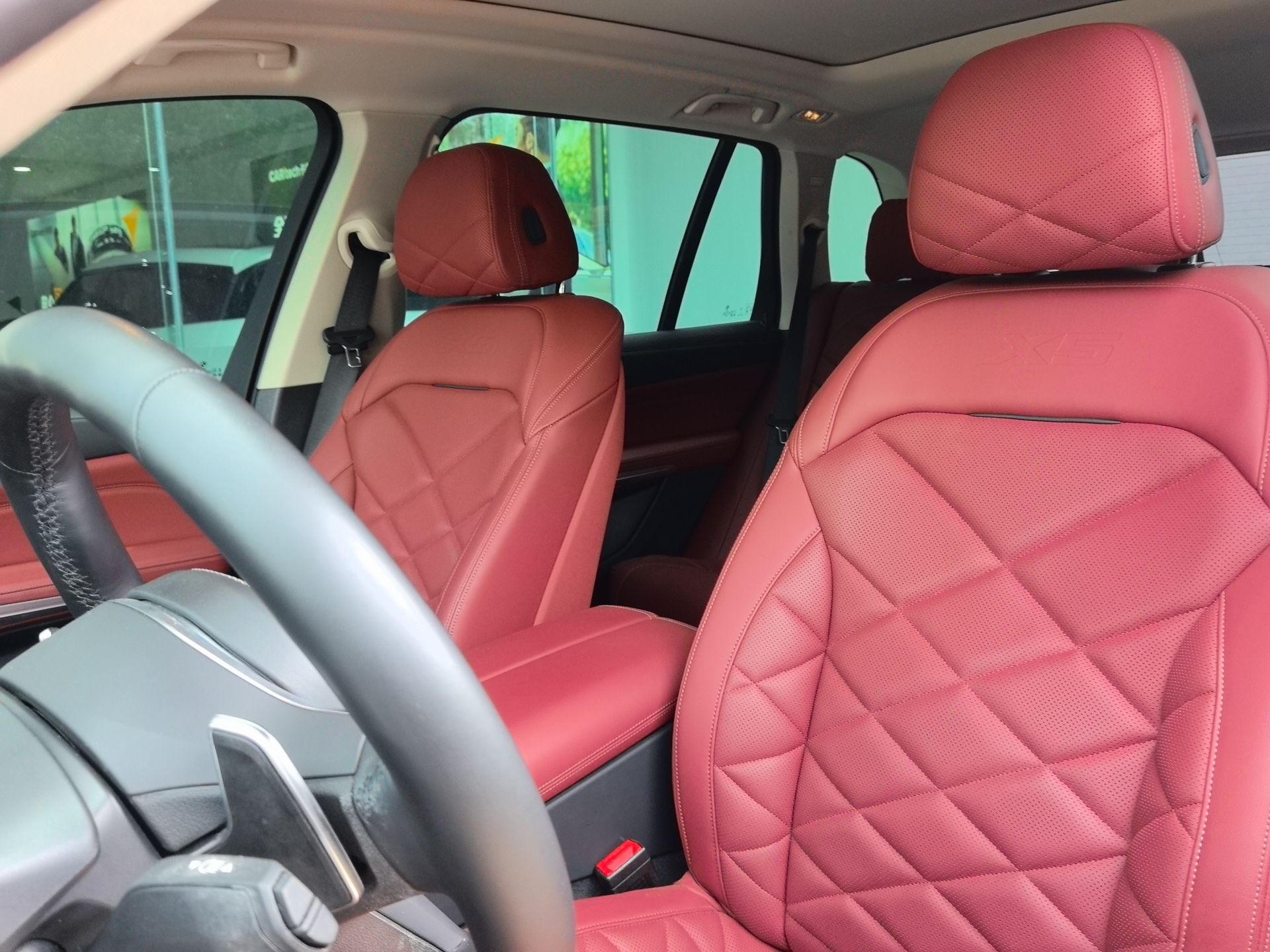 المقاعد الأمامية داخل السيارة