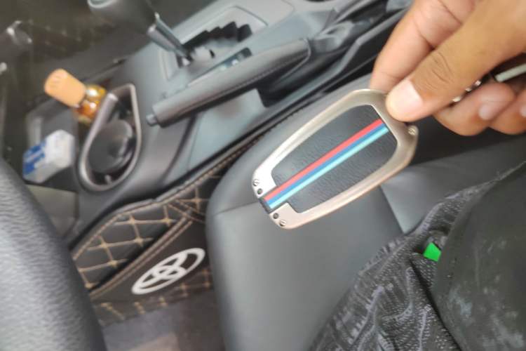 Used Toyota RAV4 2019 2.0L CVT Two-Wheel Drive Luxury Version China VI Standard Vehicle Key