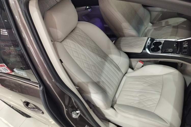 Used Buick GL8 2023 Land Executive Class Comfort Model
