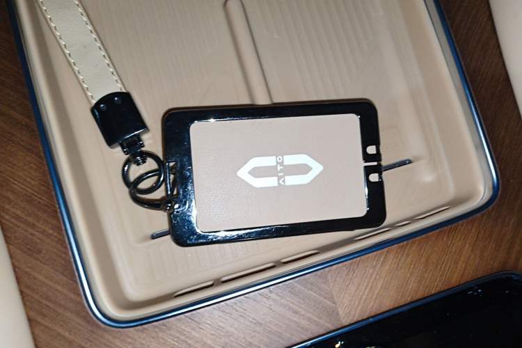 Used Hima AITO M9 2025 Extended-Range Ultra Version 52 kWh 6-Seater Vehicle Key