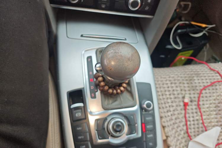 Used Audi A6L 2011 2.0 TFSI Automatic Standard Edition Gear Lever