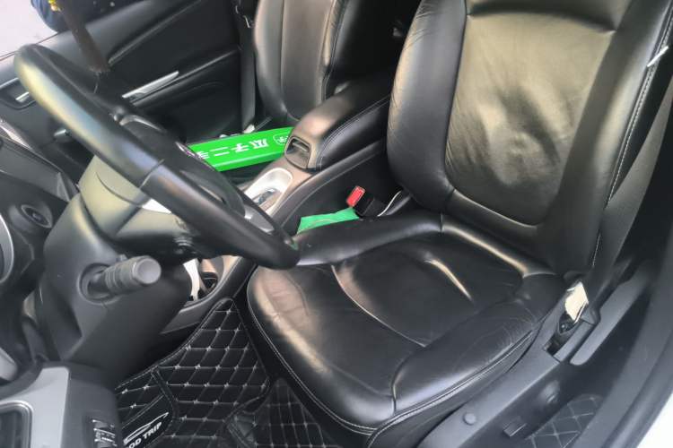 Used Dodge Journey 2013 2.4L Two-Wheel Drive Luxury Version Left Front Seat