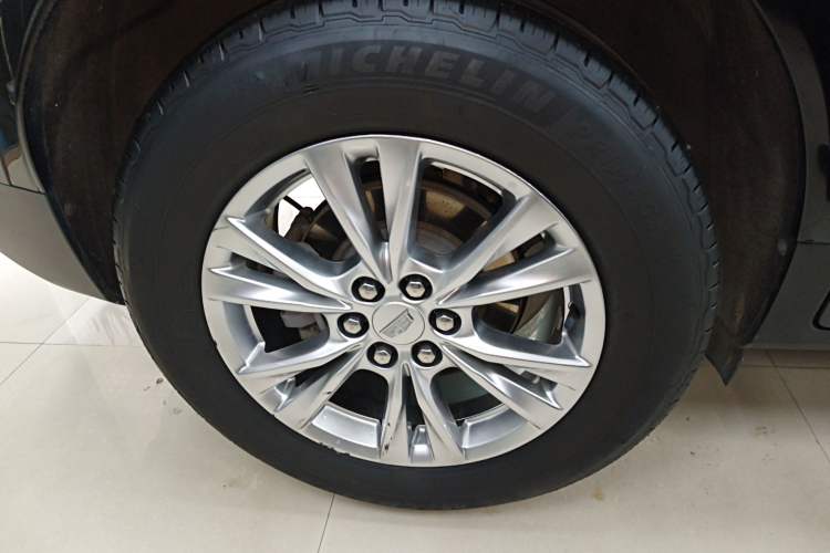 Used Cadillac XT5 2022 2.0T Two-Wheel Drive Luxury Version Right Rear Wheel Hub