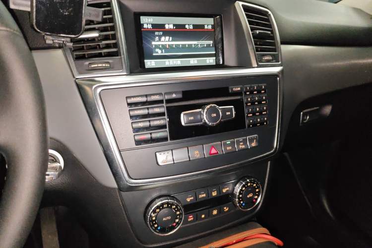 Used Mercedes-Benz M-Class 2014 ML 320 4MATIC Audio And AC Panel