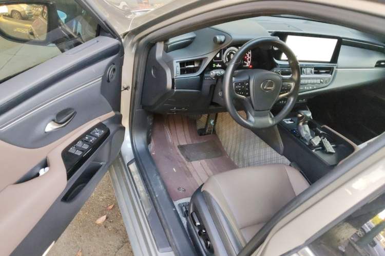 Used Lexus ES 2022 300h Deluxe Edition Driver Seat