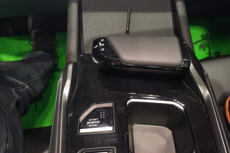 Used CHANGAN UNI-T 2023 Second-Generation 1.5T Prestige Model Gear Lever