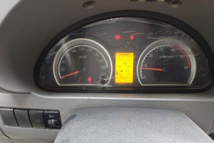 Used Dongfeng Yufeng 2015 2.5T Lingyun Edition Box Truck comes standard with the short-wheelbase mid-roof ZD25 model. Instrument Cluster