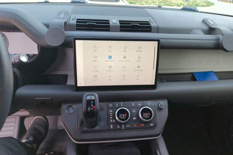 Used Land Rover Defender 2023 Facelift 110 3.0T P400 X-DYNAMIC HSE Audio And AC Panel