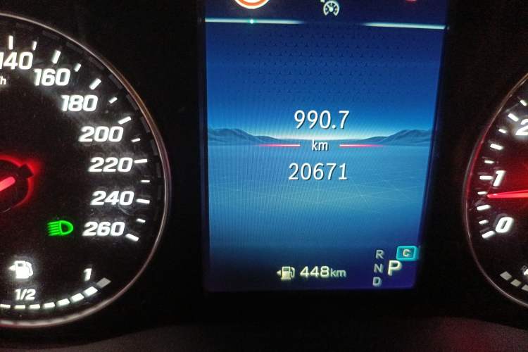 Used Mercedes-Benz Vito 2024 2.0T Business Version 7 Seats Odometer Close Up