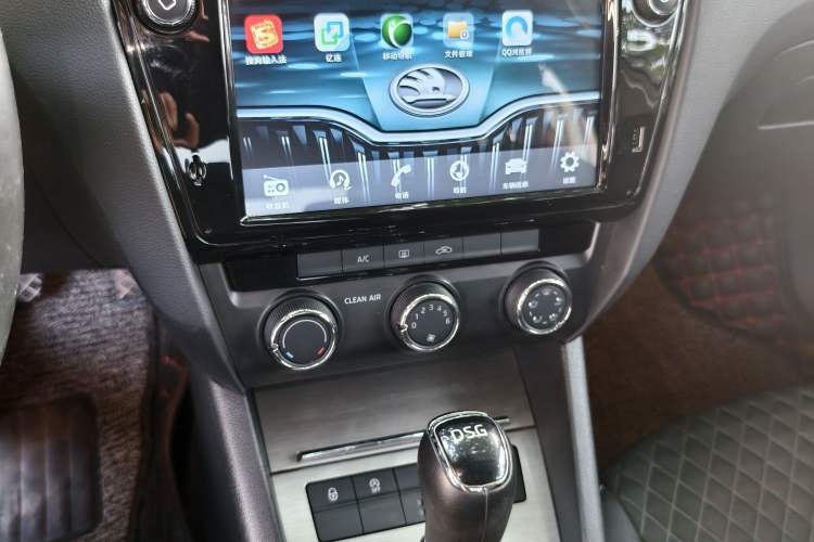 Used Skoda Octavia 2018 TSI280 DSG Luxury Edition Audio And AC Panel