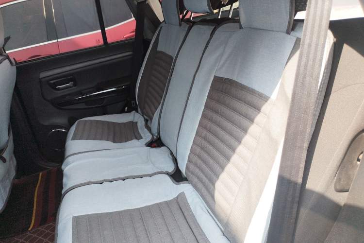 Used Haval H5 Classic 2011 Zhizun Edition 2.4L Four-Wheel Drive Deluxe Differential Version Left Rear Seat