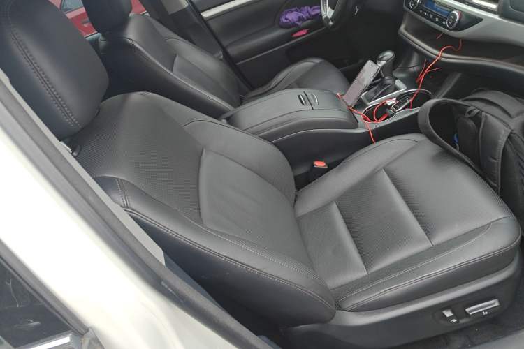 Used Toyota Highlander 2015 2.0T Two-Wheel Drive Luxury Edition 7 Seats Right Front Seat