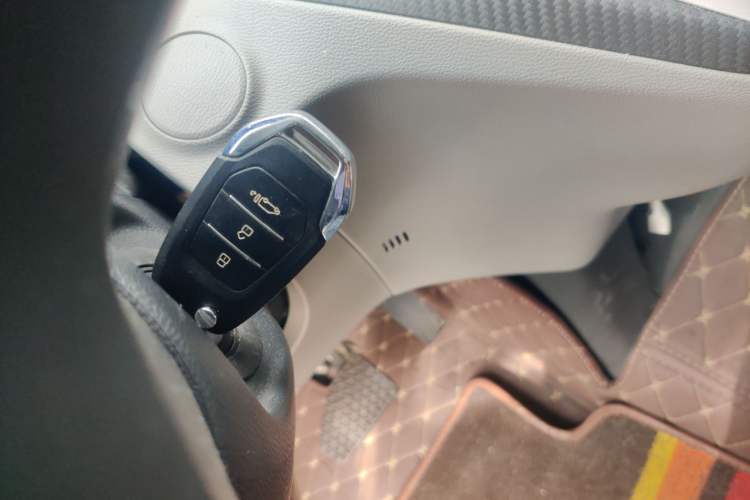 Used SAIC MAXUS Xintu V90 2022 2.0T AMT Yunjie Front-Wheel-Drive Long Wheelbase High-Roof Single-Tire Rear 7-Seater
