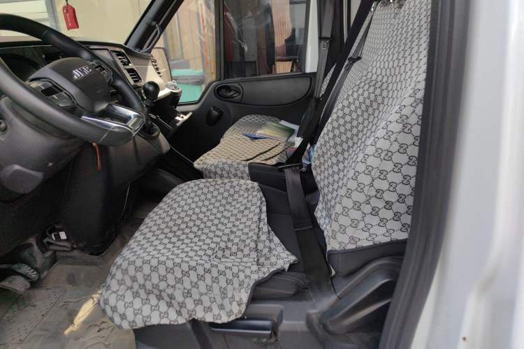 Used JMC Fushun 2023 2.0T Manual Short-Wheelbase Mid-Height Commercial Multi-Purpose 5-Seater Passenger Vehicle Left Front Seat