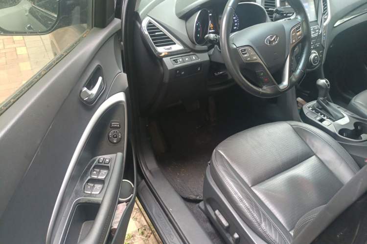 Used Hyundai Santa Fe 2013 2.4L Automatic Two-Wheel Drive Smart Version Driver Seat