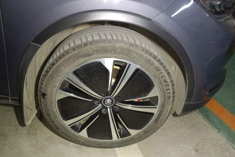 Used BYD Tang New Energy 2022 DM-p 215 km All-Wheel-Drive Deluxe Model Right Front Wheel Hub