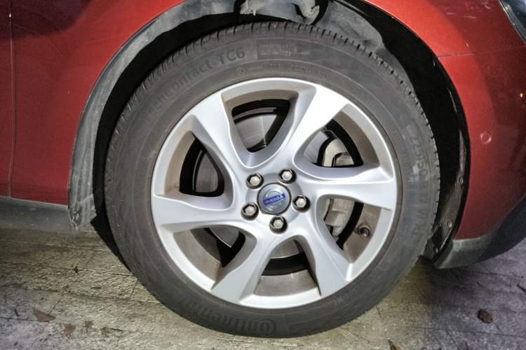 Used Volvo V40 2014 Cross Country T5 AWD Smart Luxury Edition Right Front Wheel Hub