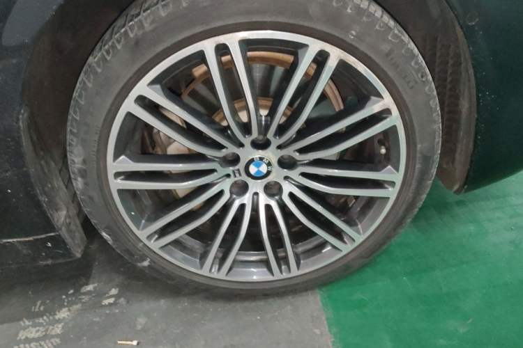 Used BMW 5 Series 2019 530Li Luxury Edition M Sport Package Right Front Wheel Hub