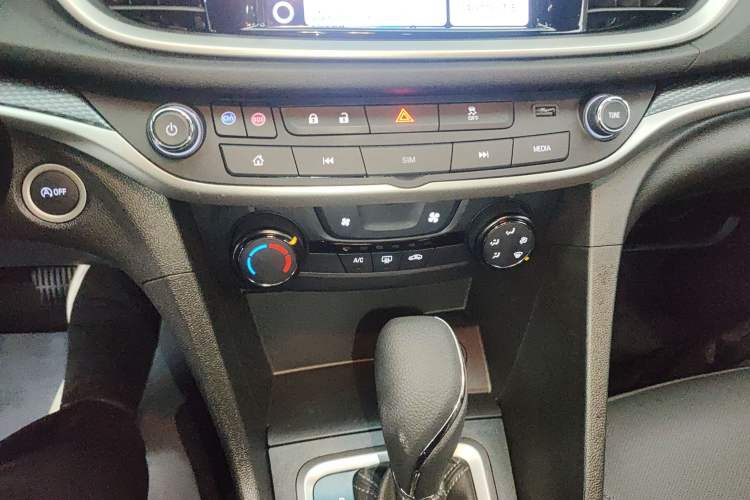 Used Buick GT 2021 Revised Version Flagship 1.5L Automatic Elite Edition Audio And AC Panel