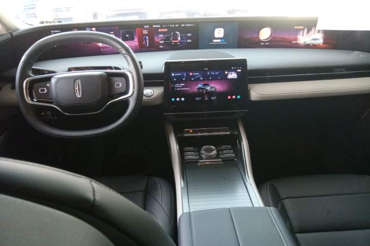 Used Lincoln Nautilus 2023 2.0T All-Wheel-Drive Luxury Edition Center Console