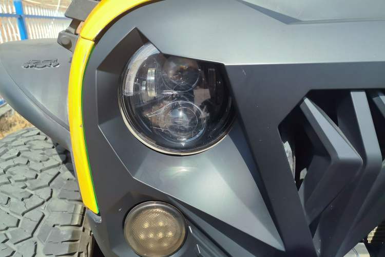 Used Jeep Wrangler 2015 3.6L Rubicon Four-Door Comfort Edition Right Front Headlight